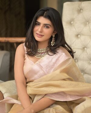 Sharanya Instagram - Naari in gorgeous Saree 💛

Wadrobe @lakshya_designerstudio5 
Click @tabreztipu 
Event @marksmediacommunications @asiajewelsshow
Jewels set @nikhaarjewelsindia