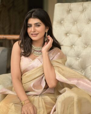 Sharanya Instagram - Naari in gorgeous Saree 💛

Wadrobe @lakshya_designerstudio5 
Click @tabreztipu 
Event @marksmediacommunications @asiajewelsshow
Jewels set @nikhaarjewelsindia