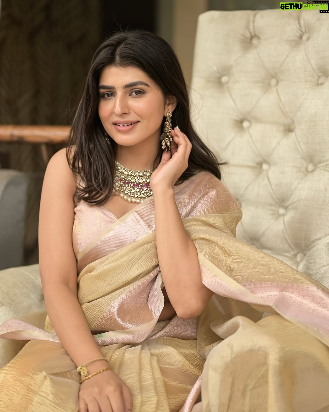 Sharanya - 22.9K Likes - Naari in gorgeous Saree 💛
Wadrobe @lakshya_designerstudio5
Click @tabreztipu
Event @marksmediacommunications @asiajewelsshow
Jewels set @nikhaarjewelsindia