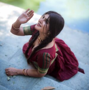 Sharanya Instagram - ಜಗವನೇ ಮರೆಸುತಿದೆ 💫 

Team 
@shreyzphotography 
@nirajdesignerboutique_jewelry 
@nirajdesignersboutique 

#traditional #sharanyashetty #tradition #village #jewelryshoot #langablouse #braides #sandalwood #actress #trending