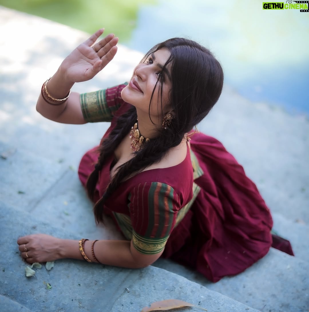 Sharanya - 16.6K Likes - ಜಗವನೇ ಮರೆಸುತಿದೆ 💫
Team
@shreyzphotography
@nirajdesignerboutique_jewelry
@nirajdesignersboutique
#traditional #sharanyashetty #tradition #village #jewelryshoot #langablouse #braides #sandalwood #actress #trending