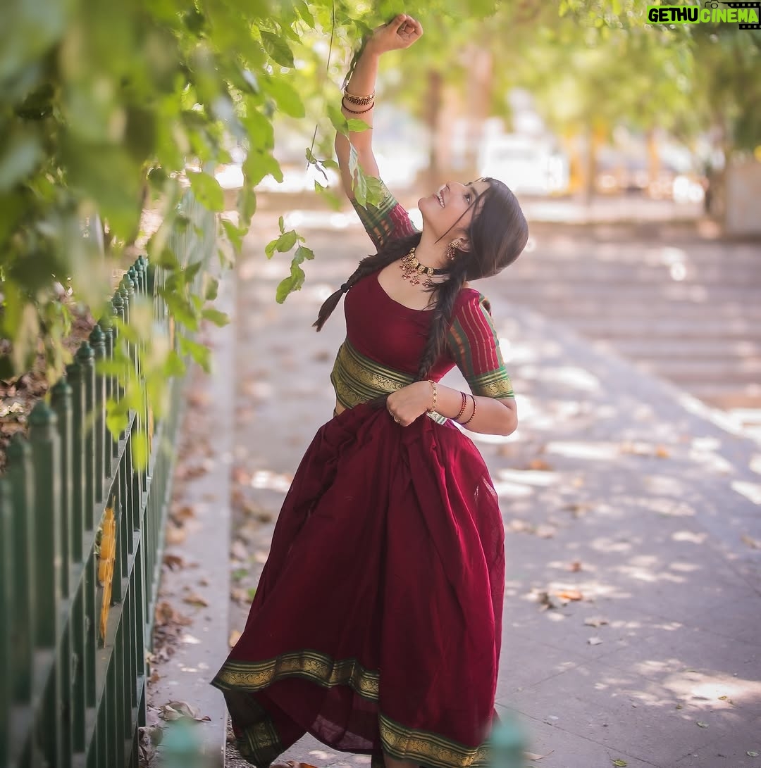 Sharanya - 16.6K Likes - ಜಗವನೇ ಮರೆಸುತಿದೆ 💫
Team
@shreyzphotography
@nirajdesignerboutique_jewelry
@nirajdesignersboutique
#traditional #sharanyashetty #tradition #village #jewelryshoot #langablouse #braides #sandalwood #actress #trending