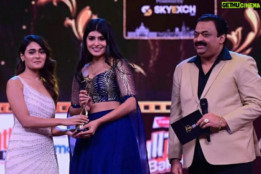 Sharanya - 16.8K Likes - Extremely Overwhelmed with this honour of getting my first award!
*Best Debutant Actress in a Leading role *
Gratitude to my team of 1980,
Starting from the Director @rajkiran_joseph and @priyanka_upendra mam and producer poojashree mam
Embarking upon this journey, hope I have a beautiful future in this beautiful industry.
Marking this award as just a beginning, hopefully way more to go !♥️✨
Love the fans offline and online (InstaFam) for supporting me right from the start, having faith that you’d be there along to support and bless me in my future projects as well.
Thank you so much for this honour @siima , really grateful! ☺️
ನನ್ನ ಮೊದಲ ಸೈಮಾ ಪ್ರಶಸ್ತಿಯನ್ನು ಸ್ವೀಕರಿಸುವ ಮೂಲಕ ತುಂಬಾ ಉತ್ಸುಕನಾಗಿದ್ದೇನೆ
ನಿರ್ದೇಶಕ ಕಿರಣ್ ಮತ್ತು ಪ್ರಿಯಾಂಕಾ ಮಾಮ್ನಿಂದ ಪ್ರಾರಂಭಿಸಿ 1980 ರ ನನ್ನ ತಂಡಕ್ಕೆ ಕೃತಜ್ಞತೆಗಳು
ಈ ಸುಂದರ ಉದ್ಯಮದಲ್ಲಿ ನನಗೆ ಸುಂದರವಾದ ಭವಿಷ್ಯವಿದೆ ಎಂದು ಭಾವಸಿ ಈ ಪ್ರಯಾಣವನ್ನು ಪ್ರರಂಬಿಸುತಿದ್ದೇನೆ.
ಮೊದಲಿನಿಂದಲೂ ನನ್ನನ್ನು ಬೆಂಬಲಿಸಿದ್ದಕ್ಕಾಗಿ ಆಫ್ಲೈನ್ ಮತ್ತು ಆನ್ಲೈನ್ (InstaFam) ಅಭಿಮಾನಿಗಳಿಗೆ ನನ್ನ ಧನ್ಯವಾದ, ನನ್ನ ಮುಂದಿನ ಯೋಜನೆಗಳಲ್ಲಿಯೂ ನನ್ನನ್ನು ಬೆಂಬಲಿಸಲು ಮತ್ತು ಆಶೀರ್ವದಿಸಲು ನೀವು ಇರುತ್ತೀರಿ ಎಂಬ ನಂಬಿಕೆಇದೆ
ಈ ಗೌರವಕ್ಕಾಗಿ ತುಂಬಾ ಧನ್ಯವಾದಗಳು @siima, ನಿಜವಾಗಿಯೂ ನಾನು ಕೃತಜ್ಞ! ☺️
#siima #siima2022 #bestdebutantactress #sharanyashetty #movies #awards
