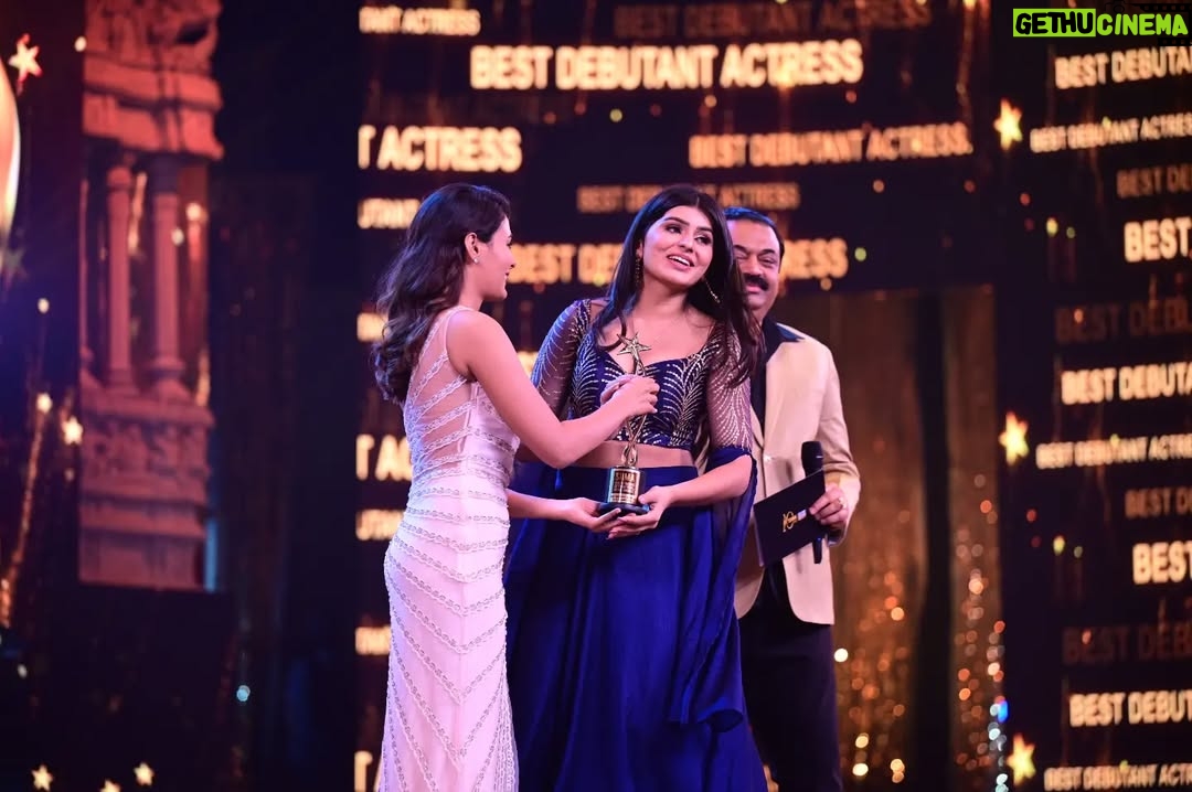 Sharanya - 16.8K Likes - Extremely Overwhelmed with this honour of getting my first award!
*Best Debutant Actress in a Leading role *
Gratitude to my team of 1980,
Starting from the Director @rajkiran_joseph and @priyanka_upendra mam and producer poojashree mam
Embarking upon this journey, hope I have a beautiful future in this beautiful industry.
Marking this award as just a beginning, hopefully way more to go !♥️✨
Love the fans offline and online (InstaFam) for supporting me right from the start, having faith that you’d be there along to support and bless me in my future projects as well.
Thank you so much for this honour @siima , really grateful! ☺️
ನನ್ನ ಮೊದಲ ಸೈಮಾ ಪ್ರಶಸ್ತಿಯನ್ನು ಸ್ವೀಕರಿಸುವ ಮೂಲಕ ತುಂಬಾ ಉತ್ಸುಕನಾಗಿದ್ದೇನೆ
ನಿರ್ದೇಶಕ ಕಿರಣ್ ಮತ್ತು ಪ್ರಿಯಾಂಕಾ ಮಾಮ್ನಿಂದ ಪ್ರಾರಂಭಿಸಿ 1980 ರ ನನ್ನ ತಂಡಕ್ಕೆ ಕೃತಜ್ಞತೆಗಳು
ಈ ಸುಂದರ ಉದ್ಯಮದಲ್ಲಿ ನನಗೆ ಸುಂದರವಾದ ಭವಿಷ್ಯವಿದೆ ಎಂದು ಭಾವಸಿ ಈ ಪ್ರಯಾಣವನ್ನು ಪ್ರರಂಬಿಸುತಿದ್ದೇನೆ.
ಮೊದಲಿನಿಂದಲೂ ನನ್ನನ್ನು ಬೆಂಬಲಿಸಿದ್ದಕ್ಕಾಗಿ ಆಫ್ಲೈನ್ ಮತ್ತು ಆನ್ಲೈನ್ (InstaFam) ಅಭಿಮಾನಿಗಳಿಗೆ ನನ್ನ ಧನ್ಯವಾದ, ನನ್ನ ಮುಂದಿನ ಯೋಜನೆಗಳಲ್ಲಿಯೂ ನನ್ನನ್ನು ಬೆಂಬಲಿಸಲು ಮತ್ತು ಆಶೀರ್ವದಿಸಲು ನೀವು ಇರುತ್ತೀರಿ ಎಂಬ ನಂಬಿಕೆಇದೆ
ಈ ಗೌರವಕ್ಕಾಗಿ ತುಂಬಾ ಧನ್ಯವಾದಗಳು @siima, ನಿಜವಾಗಿಯೂ ನಾನು ಕೃತಜ್ಞ! ☺️
#siima #siima2022 #bestdebutantactress #sharanyashetty #movies #awards