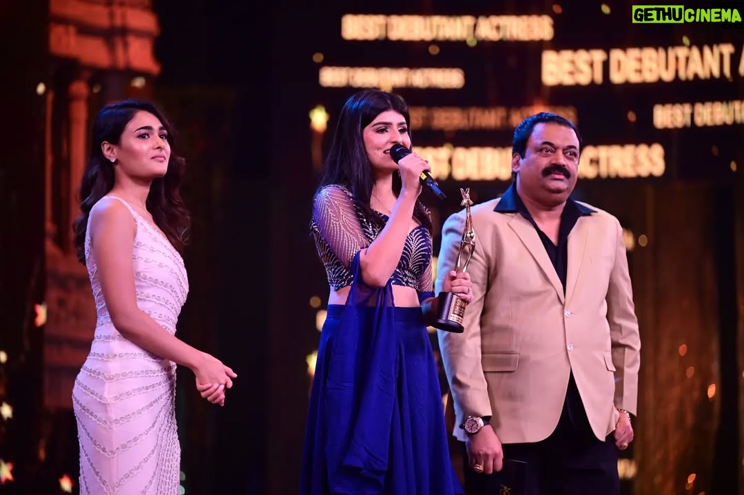 Sharanya - 16.8K Likes - Extremely Overwhelmed with this honour of getting my first award!
*Best Debutant Actress in a Leading role *
Gratitude to my team of 1980,
Starting from the Director @rajkiran_joseph and @priyanka_upendra mam and producer poojashree mam
Embarking upon this journey, hope I have a beautiful future in this beautiful industry.
Marking this award as just a beginning, hopefully way more to go !♥️✨
Love the fans offline and online (InstaFam) for supporting me right from the start, having faith that you’d be there along to support and bless me in my future projects as well.
Thank you so much for this honour @siima , really grateful! ☺️
ನನ್ನ ಮೊದಲ ಸೈಮಾ ಪ್ರಶಸ್ತಿಯನ್ನು ಸ್ವೀಕರಿಸುವ ಮೂಲಕ ತುಂಬಾ ಉತ್ಸುಕನಾಗಿದ್ದೇನೆ
ನಿರ್ದೇಶಕ ಕಿರಣ್ ಮತ್ತು ಪ್ರಿಯಾಂಕಾ ಮಾಮ್ನಿಂದ ಪ್ರಾರಂಭಿಸಿ 1980 ರ ನನ್ನ ತಂಡಕ್ಕೆ ಕೃತಜ್ಞತೆಗಳು
ಈ ಸುಂದರ ಉದ್ಯಮದಲ್ಲಿ ನನಗೆ ಸುಂದರವಾದ ಭವಿಷ್ಯವಿದೆ ಎಂದು ಭಾವಸಿ ಈ ಪ್ರಯಾಣವನ್ನು ಪ್ರರಂಬಿಸುತಿದ್ದೇನೆ.
ಮೊದಲಿನಿಂದಲೂ ನನ್ನನ್ನು ಬೆಂಬಲಿಸಿದ್ದಕ್ಕಾಗಿ ಆಫ್ಲೈನ್ ಮತ್ತು ಆನ್ಲೈನ್ (InstaFam) ಅಭಿಮಾನಿಗಳಿಗೆ ನನ್ನ ಧನ್ಯವಾದ, ನನ್ನ ಮುಂದಿನ ಯೋಜನೆಗಳಲ್ಲಿಯೂ ನನ್ನನ್ನು ಬೆಂಬಲಿಸಲು ಮತ್ತು ಆಶೀರ್ವದಿಸಲು ನೀವು ಇರುತ್ತೀರಿ ಎಂಬ ನಂಬಿಕೆಇದೆ
ಈ ಗೌರವಕ್ಕಾಗಿ ತುಂಬಾ ಧನ್ಯವಾದಗಳು @siima, ನಿಜವಾಗಿಯೂ ನಾನು ಕೃತಜ್ಞ! ☺️
#siima #siima2022 #bestdebutantactress #sharanyashetty #movies #awards