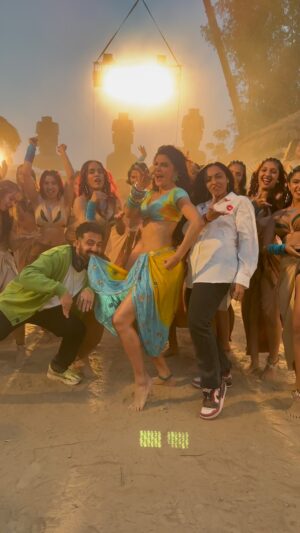 Shazia Samji Instagram - Lots of BESOS 💋to Everyone For Showering So Much Love For Our Song.
Its time to dance to the funstep & spread it like mad fire!🔥
#piyushshazia #jacqlinefernandez @anshul300 @shreyaghoshal @raghav.sharma.14661 @karlwine @shikhardofficial @iamrajatnagpal @rana_sotal @playdmfofficial @niyati_raval95 @nandika_diwedi @pravinshindeofficial @ach_prash @its_bishalsharma @vipulkandpalofficial @rishabh_shetty_ @vikceeworldwide