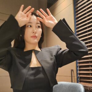Shin A-young Instagram - Love is in the air air air 🌬
