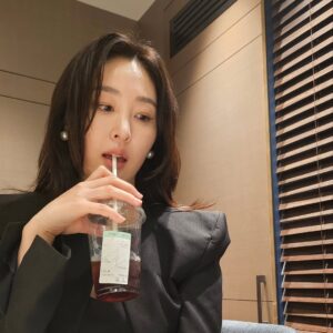 Shin A-young Instagram - Love is in the air air air 🌬