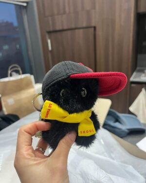 Shin So-yul Instagram - 오늘 야구 개막⚾️

이쯤이면 마음 편히 즐길 수 있을 줄 알았는데..
아직 신남과 설렘을 품을 수는 없다만.

이틀 전, @bloomingtalestudio 에서
잠실 고양이 네로를 모티브로 한
엘지 트윈스와의 콜라보 상품을 보내주셨다.

너무 사랑스럽고 귀여운데,
마음 놓고 자랑하고 주접을 늘어놓을 수 없어
미리 죄송하다고 전했는데 
온전히 이해해 주셔서 괜히 또 뭉클했네.

모두가 일상을 안전히 영위하고
각자 좋아하는 것들을 한껏 편히 누릴 수 있길
간절히 염원하며.

선물 감사합니다.
나중에 직관 가게 되면 온몸으로 뽐낼게요.
상자 받을 주소 빌려준 곰돌이도 고마워:)
네로와 사진 찍기를 허락해 주마.