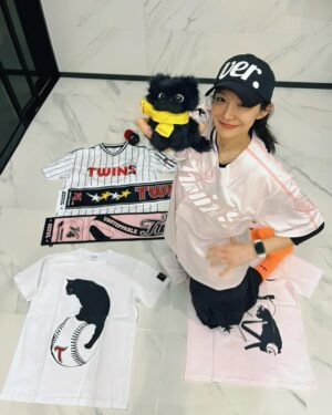 Shin So-yul Instagram - 오늘 야구 개막⚾️

이쯤이면 마음 편히 즐길 수 있을 줄 알았는데..
아직 신남과 설렘을 품을 수는 없다만.

이틀 전, @bloomingtalestudio 에서
잠실 고양이 네로를 모티브로 한
엘지 트윈스와의 콜라보 상품을 보내주셨다.

너무 사랑스럽고 귀여운데,
마음 놓고 자랑하고 주접을 늘어놓을 수 없어
미리 죄송하다고 전했는데 
온전히 이해해 주셔서 괜히 또 뭉클했네.

모두가 일상을 안전히 영위하고
각자 좋아하는 것들을 한껏 편히 누릴 수 있길
간절히 염원하며.

선물 감사합니다.
나중에 직관 가게 되면 온몸으로 뽐낼게요.
상자 받을 주소 빌려준 곰돌이도 고마워:)
네로와 사진 찍기를 허락해 주마.