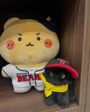 Shin So-yul Instagram - 오늘 야구 개막⚾️

이쯤이면 마음 편히 즐길 수 있을 줄 알았는데..
아직 신남과 설렘을 품을 수는 없다만.

이틀 전, @bloomingtalestudio 에서
잠실 고양이 네로를 모티브로 한
엘지 트윈스와의 콜라보 상품을 보내주셨다.

너무 사랑스럽고 귀여운데,
마음 놓고 자랑하고 주접을 늘어놓을 수 없어
미리 죄송하다고 전했는데 
온전히 이해해 주셔서 괜히 또 뭉클했네.

모두가 일상을 안전히 영위하고
각자 좋아하는 것들을 한껏 편히 누릴 수 있길
간절히 염원하며.

선물 감사합니다.
나중에 직관 가게 되면 온몸으로 뽐낼게요.
상자 받을 주소 빌려준 곰돌이도 고마워:)
네로와 사진 찍기를 허락해 주마.