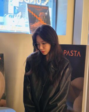Shin So-yul Instagram - 긴머리 안녕👋🏻

오늘 머리 자르기 전, 
일로 만난 동반자가 신나게 찍어 줌:) ... 

늘 고마워요 쭈대리, 이번 촬영도 잘 부탁해💙