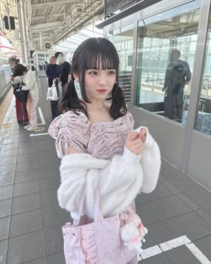 Shinzawa Nao Instagram - 今日の私服だよ！🍑

#彼女の私服がかわいい