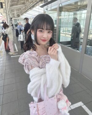 Shinzawa Nao Instagram - 今日の私服だよ！🍑

#彼女の私服がかわいい