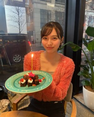 Shiori Akita Instagram - 22歳になりました！！
ゾロ目ってなんか嬉しい

先日家族が卒業と誕生日をお祝いしてくれました🎂
これからもよろしくお願いします☺︎

たくさんお祝いありがとう♡