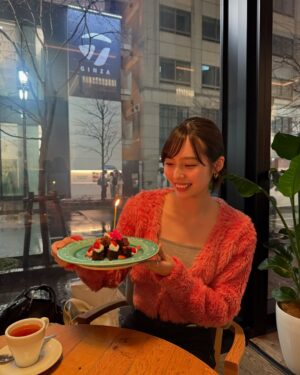 Shiori Akita Instagram - 22歳になりました！！
ゾロ目ってなんか嬉しい

先日家族が卒業と誕生日をお祝いしてくれました🎂
これからもよろしくお願いします☺︎

たくさんお祝いありがとう♡