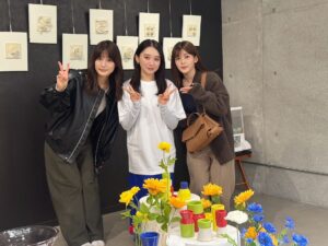 Shiori Sato Instagram - 詩織の個展『TOU展#3』に行ってきました🩶
どの作品も素敵すぎた、、、

お香たて欲しかったな〜😂
3日間お疲れ様！