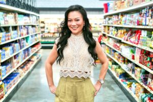 Shirley Chung Instagram - Hey hey 👋 1.0 will be judging tonight’s Guy’s grocery game on @foodnetwork at 9pm!  Premiering Wednesday, April 30th at 9pm – “Friend to Foe”
Guy Fieri pairs four chefs who have never met before in teams of two to create an elevated weeknight dinner, with each teammate shopping their half of the store for their team’s ingredients. The twists continue as the winning teammates must face off in a head-to-head battle, creating their most impressive entrée with only 10 ingredients. The surviving chef will get to shop Flavortown Market for up to $20,000.
 
Host: Guy Fieri Judges: Shirley Chung, Scott Conant, Justin Warner @streamonmax @discoveryplus #grocerygames #chefshirleychung