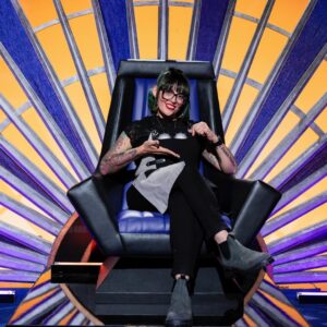 Shirley Chung Instagram - I am back to cooking with the contenders on House of Knives this week🔥🔪, but I got on that throne and earned myself a ruler’s pin, so now I am finally qualified to compete in the finale 💪✌️👑 as long as I don’t get banish……. Strategy time 🤔  New episode tomorrow 9pm on @foodnetwork  #chefshirleychung #dumplingmafiaqueen #houseofknives #foodnetwork @discoveryplus #stream @streamonmax
