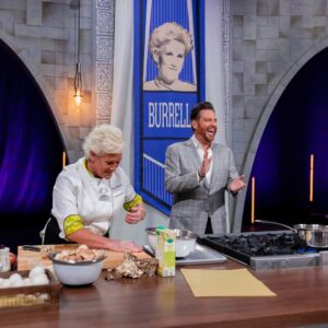 Shirley Chung Instagram - I am back to cooking with the contenders on House of Knives this week🔥🔪, but I got on that throne and earned myself a ruler’s pin, so now I am finally qualified to compete in the finale 💪✌️👑 as long as I don’t get banish……. Strategy time 🤔  New episode tomorrow 9pm on @foodnetwork  #chefshirleychung #dumplingmafiaqueen #houseofknives #foodnetwork @discoveryplus #stream @streamonmax