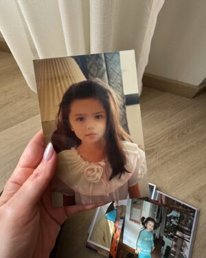 Shirly Karvinen Instagram - Kaikenlaista ollu tässä lähipäivinä 🌸 

1. Meitsi 3v. Piti ettiä babyshowereille oma vauvakuva niin löyty kaikkia muitakin vanhoja fotoja. 

2. Paljas napa on kevään merkki! 

3. 3,5h unilla aamutelkkariin, onneks @muahbysaara maalas naaman 

4. Hierontaan matkalla 

5. Mun silmäterät 

6. OLIPA KERRAN OTSIKKO -juttuja 

7. Serkkutytön kanssa oltiin vähän malleina 

8. Ihana tuleva äiti ❤️ 

9. Hotellin aamupala on best 

10. Pehko hyvin