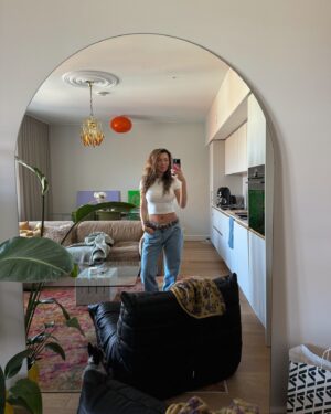 Shirly Karvinen Instagram - Kaikenlaista ollu tässä lähipäivinä 🌸 

1. Meitsi 3v. Piti ettiä babyshowereille oma vauvakuva niin löyty kaikkia muitakin vanhoja fotoja. 

2. Paljas napa on kevään merkki! 

3. 3,5h unilla aamutelkkariin, onneks @muahbysaara maalas naaman 

4. Hierontaan matkalla 

5. Mun silmäterät 

6. OLIPA KERRAN OTSIKKO -juttuja 

7. Serkkutytön kanssa oltiin vähän malleina 

8. Ihana tuleva äiti ❤️ 

9. Hotellin aamupala on best 

10. Pehko hyvin