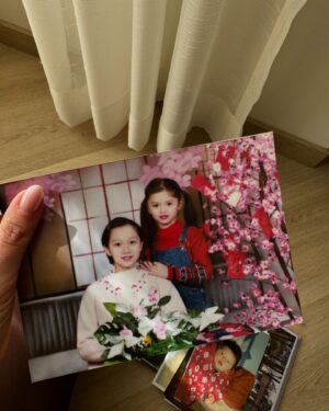 Shirly Karvinen Instagram - Kaikenlaista ollu tässä lähipäivinä 🌸 

1. Meitsi 3v. Piti ettiä babyshowereille oma vauvakuva niin löyty kaikkia muitakin vanhoja fotoja. 

2. Paljas napa on kevään merkki! 

3. 3,5h unilla aamutelkkariin, onneks @muahbysaara maalas naaman 

4. Hierontaan matkalla 

5. Mun silmäterät 

6. OLIPA KERRAN OTSIKKO -juttuja 

7. Serkkutytön kanssa oltiin vähän malleina 

8. Ihana tuleva äiti ❤️ 

9. Hotellin aamupala on best 

10. Pehko hyvin