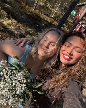 Shirly Karvinen Instagram - Kaikenlaista ollu tässä lähipäivinä 🌸 

1. Meitsi 3v. Piti ettiä babyshowereille oma vauvakuva niin löyty kaikkia muitakin vanhoja fotoja. 

2. Paljas napa on kevään merkki! 

3. 3,5h unilla aamutelkkariin, onneks @muahbysaara maalas naaman 

4. Hierontaan matkalla 

5. Mun silmäterät 

6. OLIPA KERRAN OTSIKKO -juttuja 

7. Serkkutytön kanssa oltiin vähän malleina 

8. Ihana tuleva äiti ❤️ 

9. Hotellin aamupala on best 

10. Pehko hyvin