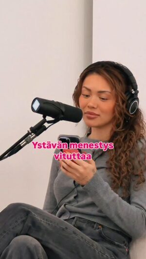 Shirly Karvinen Instagram - Mp? 🫢 Kuuntele Dear Shirly -podcast jakso Timo Jutilan kanssa @podme_suomi 🎧❤️

Mitä sä neuvoisit?