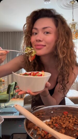 Shirly Karvinen Instagram - Mä aina hetkellisesti rakastun yhteen ruokaan ja syön sitä sit koko ajan. Tää kotiversio tacobellin naked burrito bowlista on tän hetken obsessio. 🤤 Yksinkertanen, mut hyvvee. 

Ainekset: 
Riisi 
Salaatti 
Kurkku 
Tomaatti 
Lime 
Guacamole (en jaksanu tällä kertaa tehä ite) 
Quorn 
Jalapeno 
Paprika 
Tajin -mauste 
Cheezy jalapeno sauce 

Paistoin quornin cayennepippurin ja tuoreen chilin kanssa.