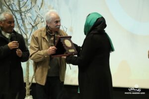 Shohre Soltani Instagram - .
من چه خوشبختم ک در جمعی چنین و از دست کسانی چون شما مدال سال را دریافت میکنم 🙂🕊️🌱💚🙏
#کانون_زمستان#مدال_سال#مدال #شعر#ترانه#موسیقی#تئاتر#سینما#هنر 
#ایرج_راد #اصغر_همت #مهدی_بغمایی#ایرج_مهدیان#گوهر_خیراندیش #خوشبختی_یعنی#چهار_دهه _فعالیت_هنری #چهار_دهه#یک_عمر_فعالیت_هنری