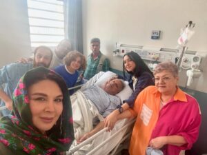 Shohre Soltani Instagram - .
امید دارم  در سال جدید بیمارستان ها خالی بشه و همه برگردن کنار خانواده هاشون ،  امید دارم  ک  دلخوشی  و سلامتی بیاد و بمونه و بمونه و بمونه و ....

 نوروز باستانی فرخنده 💚🌱🕊️
 (  عزیزانم  عذر خواهی من را بابت  این تاخیر بپذیرید  چرا ک  همین الان  برادرم از اتاق عمل بیرون امد و کمی حالش بهتره . امسال تحویل سال ما بیمارستان  پیش شهرام بود و این عکس ها لحظه تحویل سال گزفته شده ) 

#سلامتی#خانواده#خانواده_درمانی#نوروز#نوروز_باستانی