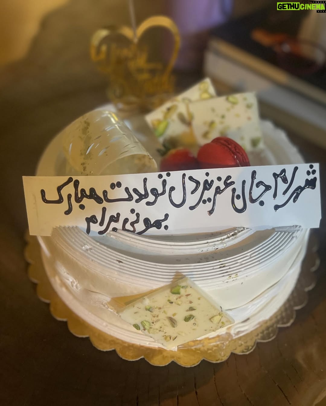 Shohre Soltani - 3 Likes - امروز تولد توست
وقتی تو به دنیا اومدی من هیچی نبودم وقتی من به دنیا اومدم تو کنارم بودی .
بهم شیر میدادی و میبردیم دستشویی .
ما با چند سال اختلاف سنی شدیم بهترین و صمیمی ترین دوست هم .
تو بچگی برام ملودیکا میزدی و با هم میخوندیم ؛ یه غریبه یه مسافر یه شبم بی پنجره ، میروم با کوله بار ...
وقتی با بچه های محل هفت سنگ بازی میکردیم نمیزاشتی تو تیم مقابل باشم کنار خودت باید میبودم .
با هم شمع درست میکردیم ، آزمایش میکردیم ، سینما میرفتیم تاتر میرفتیم .
تو برام گل سرهای قشنگ پاپیونی میخریدی ، پاک کن های بو دار ک شبیه حیوونا بودن . کمی بزرگ تر شدی پولاتو جمع کردی برای من پیانو خریدی . حمایت کردی هنرستان موسیقی ثبت نام کنم . وقتی ب خاطر شرایط بابا ک فلج شده بود گاهی وقتا باید خانواده امون میومدن مدرسه و نمیشد تو میومدی . من اولین اتودهای سنتور و پیانومو برای تو میزدم . شاید ناقص و فالش اما تو تعریف میکردی و تشویق طوری ک من فکر میکردم بهترین نوازند ه جهانم . اجازه دادی برم بازیگر تاتر بشم ، خودت میبردی منو سر تمرین . وقتی برای اولین بار من را روی صحنه تاتر دیدی گریه کردی تا همین چند ماه پیش هم همینطور بود میگفتی وقتی روی صحنه میبینمت گریه ام میگیره و من هیچوقت نپرسیدم چرا ؟
یادته با هم رو پشت بوم میخوابیدم ، دستای همو میگرفتیم ، با ضبط صوت کوچکمون کیتارو گوش میکردیم و ستاره ها رو میشمردیم . انوقتا آسمون ما پر از ستاره بود .
شهرام جونم ما چقدر با هم خاطره داریم .
از چهار راه کالج و چرچیل و کوچه زرتشتیان تا داراباد و دربندو غار گل زرد ، بورنیک ، رود افشان و ....
تو انجمن خوشنویسان میرفتی تو خیابون خارک و من برای تولدت قلم و دوات و کاغذهای قشنگ میخریدم و تو با خط قشنگت شعرهای سهراب و شاملو مینوشتی ؛
من و تو یکی شوریم
از هر شعلهای برتر
که هیچ گاه شکست را بر ما چیرگی نیست
چرا که از عشق روئینهتنیم
تو همه جا کنار من بودی و ازم حمایت کردی و من خوشبخت ترین خواهر جهان بودم و هنوز هم هستم
هر خواهری باید برادری مثل تو داشته باشه .
ما خیلی آرزوها داشتیم ک هنوز بهشون نرسیدیم . باید صبر کنیم
باید با هم برسیم
یه کم دیگه صبر کن میرسیم
تولدت مبارک عزیزم ، برادرم ، بهترینم
عاشقتم
خواهرها بدون برادرهاشون نمیتونن زندگی کنن ، اینو یادت باشه
برادرها هرگز نباید ....
تولدت مبارک برادر خوش رو و خوش بو و خوشتیپ خواهر
🎂🕊️💚🌱😘
#تولد#اسفند#شهرام #خاطرات#خاطرات_کودکی #عشق#برادر#پدر #رفیق #برادرانه_خواهرانه
( این عکستو خیلی دوست دارم )