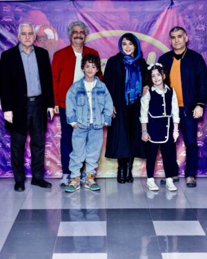 Shohre Soltani Instagram - ✨ افتتاحیه پرشور «بامبولک» در سینما فرهنگ/ «بامبولک» میلیاردی شد

🎉 افتتاحیه فیلم سینمایی «بامبولک» با حضور گرم خانواده‌ها و عوامل تولید این فیلم از جمله بهروز مفید، آرش معیریان، شهره سلطانی و مهرداد ضیایی با اجرای فاطمه امینی در سینما فرهنگ برگزار شد. 

🎬 بازیگران خردسال این فیلم ماهتیسا پسندیده و حسین شهبازی در کنار عروسک بامبولک و خاله گلی، لحظات پرانرژی و شادی را برای بچه‌ها رقم زدند.

بامبولک در سه روز اول اکران با جذب ۱۱ هزار مخاطب میلیاردی شد و در رده چهارم جدول فروش بین ۸ فیلم اکران نوروزی ایستاد. 

#بامبولک #اکران #سینما #تهران #خاله_گلی #عروسک_بامبولک

@mahtissa_pasandideh
@shohreh_soltani
@hosseinshahbazi1392
‎ @arashmoayerianofficial
@mehrdad.ziae
@bahmansabz_ir
@fcf.ir
@bamboolak.movie