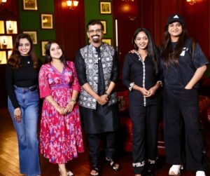 Shruthi Ramesh Instagram - ‘Gang Stars’ ನಲ್ಲಿ ಸೀರಿಯಲ್ ಸ್ಟಾರ್ಸ್. Watch Full Episode on ‘NewsO NewsU’ YouTube Channel 🥰 (LINK IN MY BIO)
#anchorharishnagaraju #newsonewsu #harishnagaraju #gangstars #celebrity #show #starshow #sukruthanag #shruthiramesh #vijayalakshmi #priyashatamarshan #kannadafilm #tvcelebrity #serialstars #actress #actresslife
