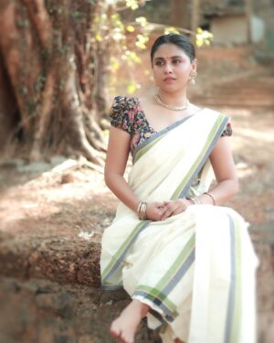 Shruthy Sathyan Instagram - “Priyadharshini”

Get this beautifull set saree right now for this vishu season✨

#vishu2025 #kerala #setsaree