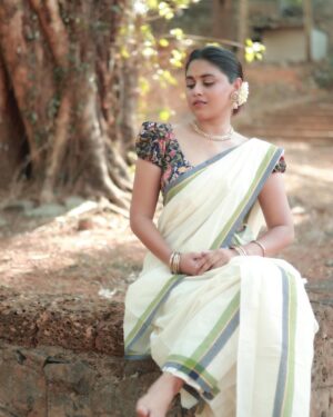 Shruthy Sathyan Instagram - “Priyadharshini”

Get this beautifull set saree right now for this vishu season✨

#vishu2025 #kerala #setsaree