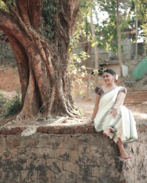 Shruthy Sathyan Instagram - “Priyadharshini”

Get this beautifull set saree right now for this vishu season✨

#vishu2025 #kerala #setsaree