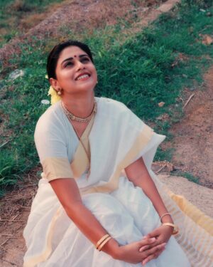 Shruthy Sathyan Instagram - വിഷു ആശംസകൾ 🌼

I always want to recreate some retro looks , 90’s saree look from the movie butterflies (1993) 

#vishu2025 #vishu #saree #retrovishulook