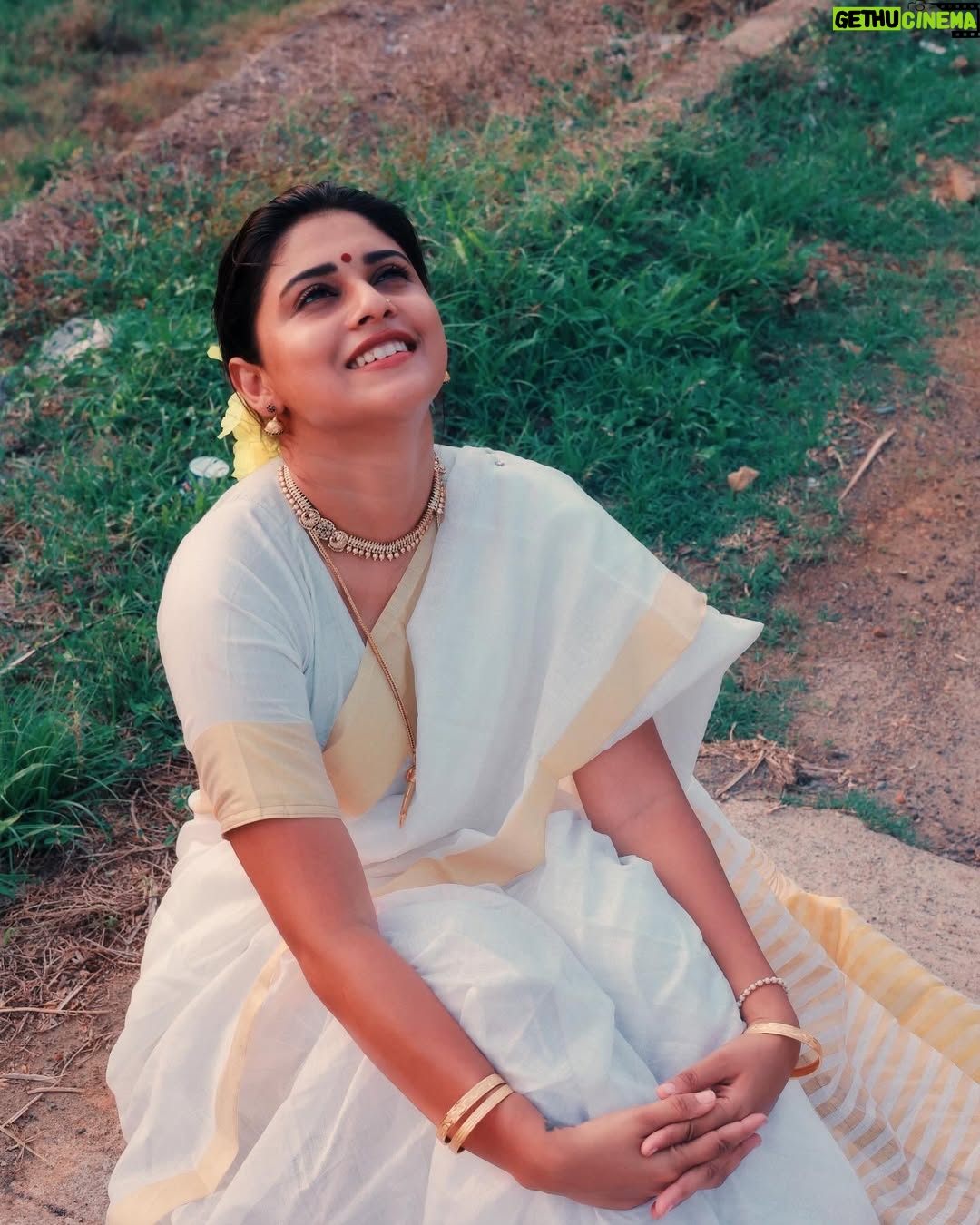Shruthy Sathyan - 2.7K Likes - വിഷു ആശംസകൾ 🌼
I always want to recreate some retro looks , 90’s saree look from the movie butterflies (1993)
#vishu2025 #vishu #saree #retrovishulook