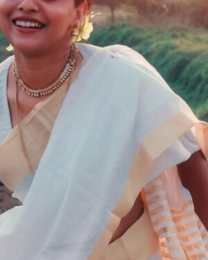 Shruthy Sathyan Instagram - വിഷു ആശംസകൾ 🌼

I always want to recreate some retro looks , 90’s saree look from the movie butterflies (1993) 

#vishu2025 #vishu #saree #retrovishulook