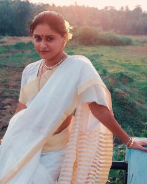 Shruthy Sathyan Instagram - വിഷു ആശംസകൾ 🌼

I always want to recreate some retro looks , 90’s saree look from the movie butterflies (1993) 

#vishu2025 #vishu #saree #retrovishulook