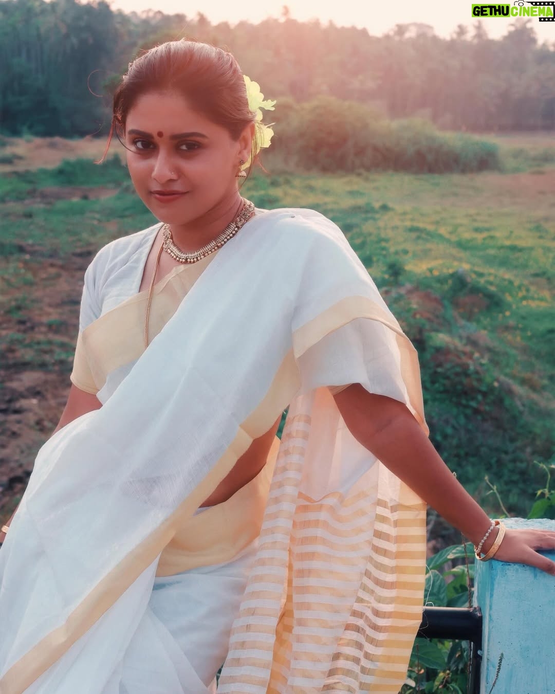 Shruthy Sathyan - 2.7K Likes - വിഷു ആശംസകൾ 🌼
I always want to recreate some retro looks , 90’s saree look from the movie butterflies (1993)
#vishu2025 #vishu #saree #retrovishulook