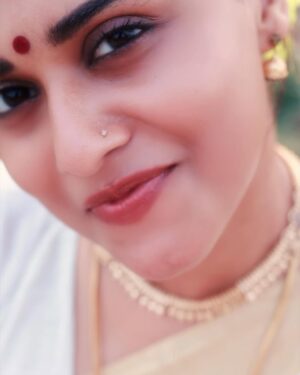 Shruthy Sathyan Instagram - വിഷു ആശംസകൾ 🌼

I always want to recreate some retro looks , 90’s saree look from the movie butterflies (1993) 

#vishu2025 #vishu #saree #retrovishulook