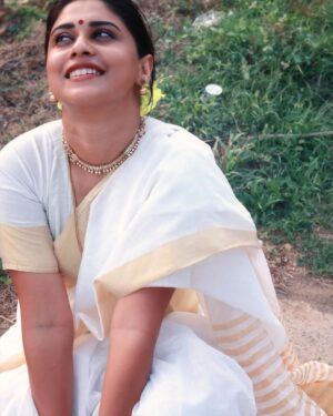 Shruthy Sathyan Instagram - വിഷു ആശംസകൾ 🌼

I always want to recreate some retro looks , 90’s saree look from the movie butterflies (1993) 

#vishu2025 #vishu #saree #retrovishulook