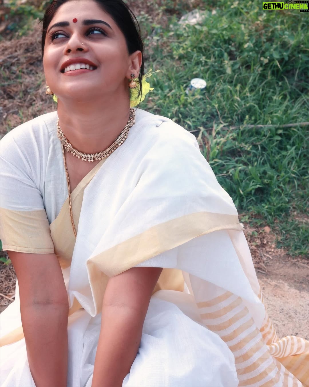 Shruthy Sathyan - 2.7K Likes - വിഷു ആശംസകൾ 🌼
I always want to recreate some retro looks , 90’s saree look from the movie butterflies (1993)
#vishu2025 #vishu #saree #retrovishulook