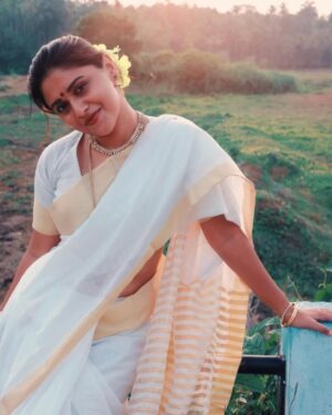 Shruthy Sathyan Instagram - വിഷു ആശംസകൾ 🌼

I always want to recreate some retro looks , 90’s saree look from the movie butterflies (1993) 

#vishu2025 #vishu #saree #retrovishulook
