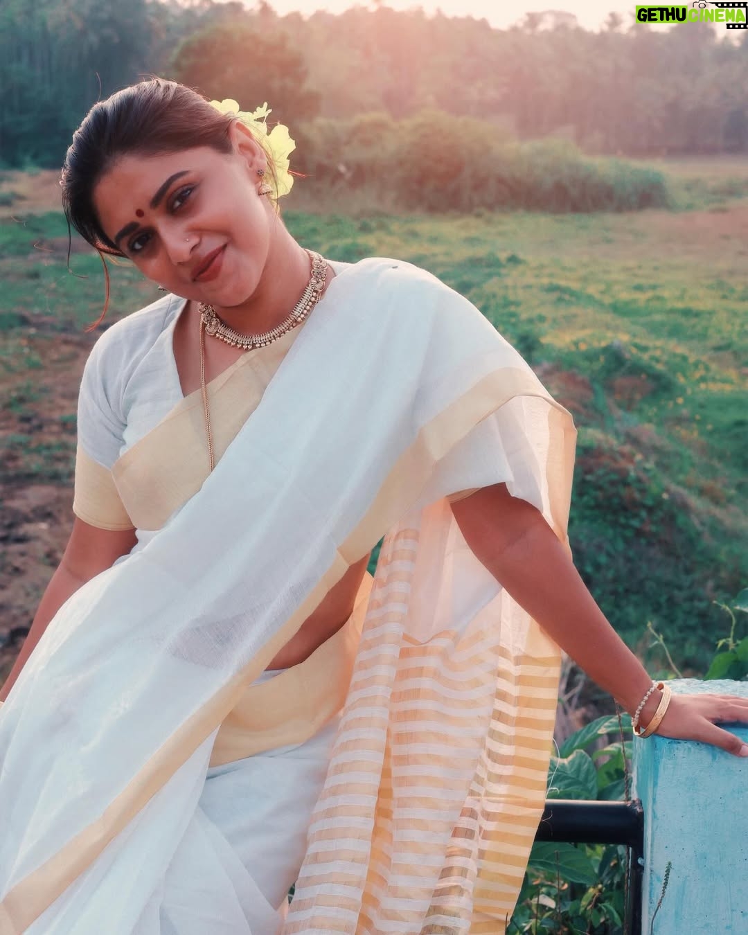Shruthy Sathyan - 2.7K Likes - വിഷു ആശംസകൾ 🌼
I always want to recreate some retro looks , 90’s saree look from the movie butterflies (1993)
#vishu2025 #vishu #saree #retrovishulook