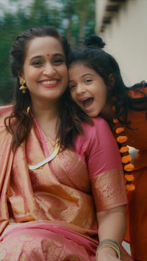 Shweta Pandit Instagram - SOUL TUNES is delighted to bring you it’s First Devotional Song ‘Shri Ramchandra Kripaalu’ by SHWETA PANDIT 

Your Heart will Melt looking at the Beautiful Chemistry between Mother and Daughter ‘Shweta and Izana’ created by the supremely talented @filmervishal ! 

Divinely Composed and Sung by @shwetapandit7 
Music Heavenly Produced by @shubhmusica 
Video created by @theindianthingo 
Grading by @onkarsinghcolorist 
Ram Lalla idol by @servdharm 
Produced by @dhrritisaharan and @jayanthreddy1111 
Label - @soultunesbydhrriti 
A @bluebutterflyartsindia Presentation !

In collaboration with One Dream Nation - Toronto

#newmusic #soultunes #shwetapandit #ramstuti #jaishriram #shriramchandra