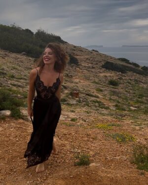Silvia Marty Instagram - Ibiza mágica
Gracias  @festivalcineibiza  por estos días en la Isla llenos de 🎬 y❤️

@helher.escribano  por hacerlo posible y invitarme a dar esta sorpresa a mi amiga @kiramiro 🤍
 @michaelkors por este maravilloso vestido ❤️

 @imam_comunicacion @moss__clinic @latorreibiza